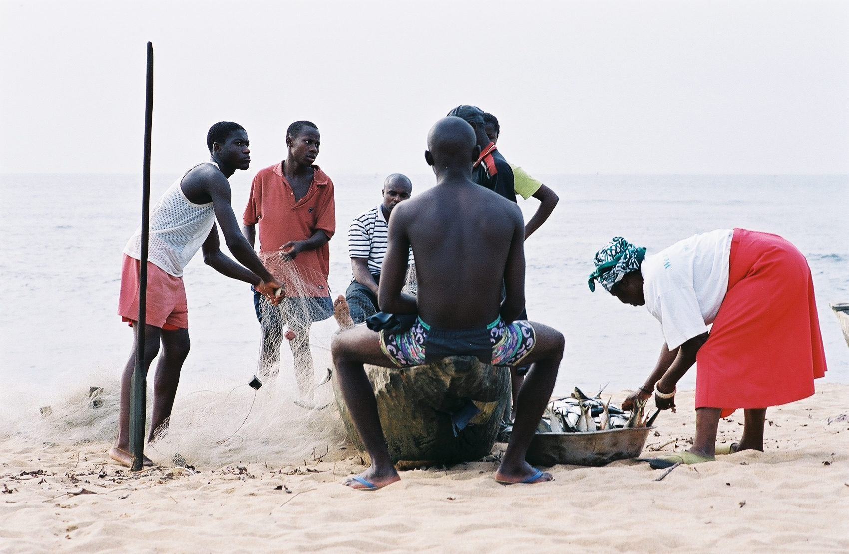 Pecheurs sur la plage de Grand Batanga Kribi sud Cameroun