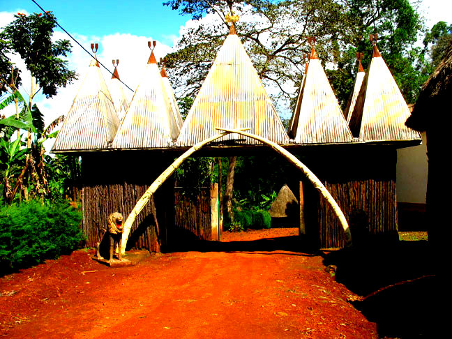 0entr&eacute;e chefferie_foto R&eacute;gion Ouest Cameroun