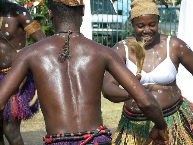 danseurs exécutant la célèbre danse BAFIA de la region CENTRE du CAMEROUN