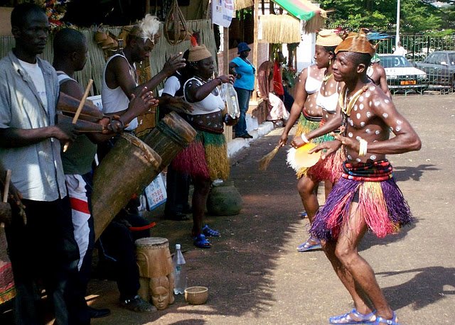 danseurs exécutant la célèbre danse BAFIA de la region CENTRE du CAMEROUN